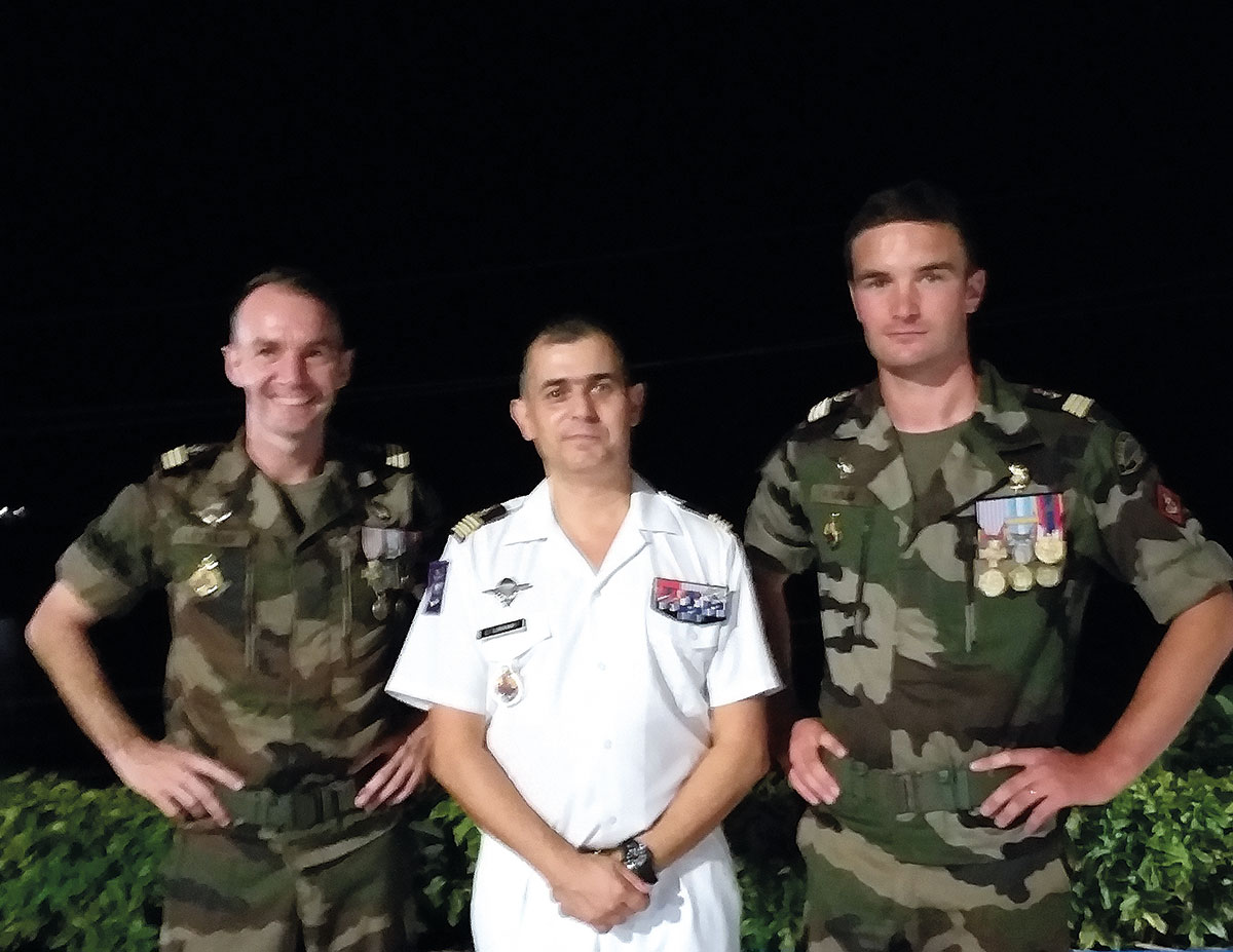 Le colonel Soriano encadré par les capitaines Lettelier et Gelan.