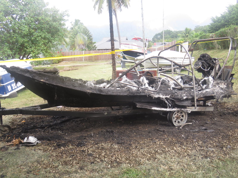 ​Un bateau incendié à Moorea