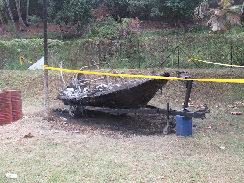 ​Un bateau incendié à Moorea