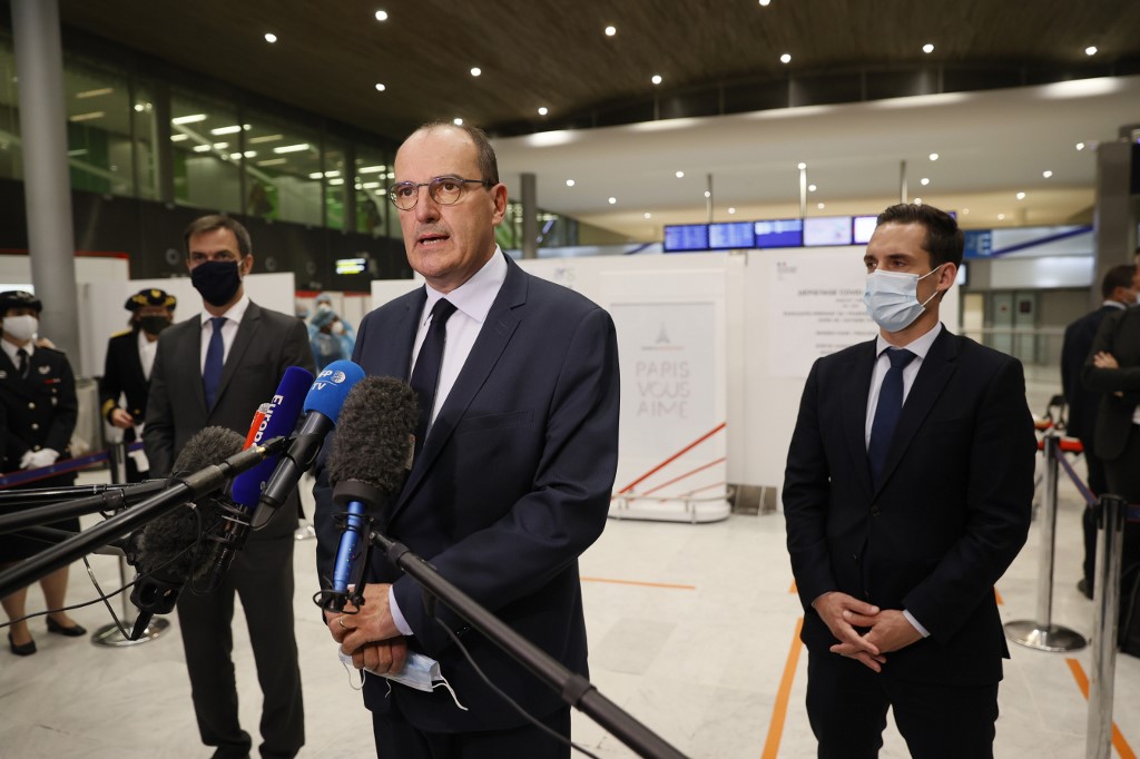 Coronavirus: masques obligatoires et tests sur les voyageurs se généralisent en Europe