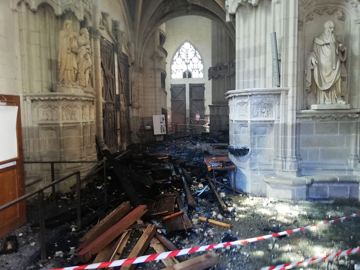 Incendie dans la cathédrale de Nantes: le bénévole passe aux aveux et est écroué