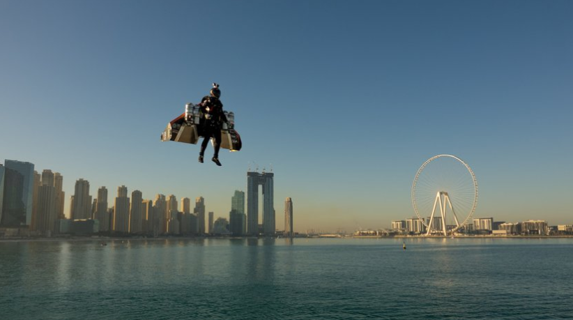 Jetman vole à Dubaï avec une aile baptisée "Manu Ura"