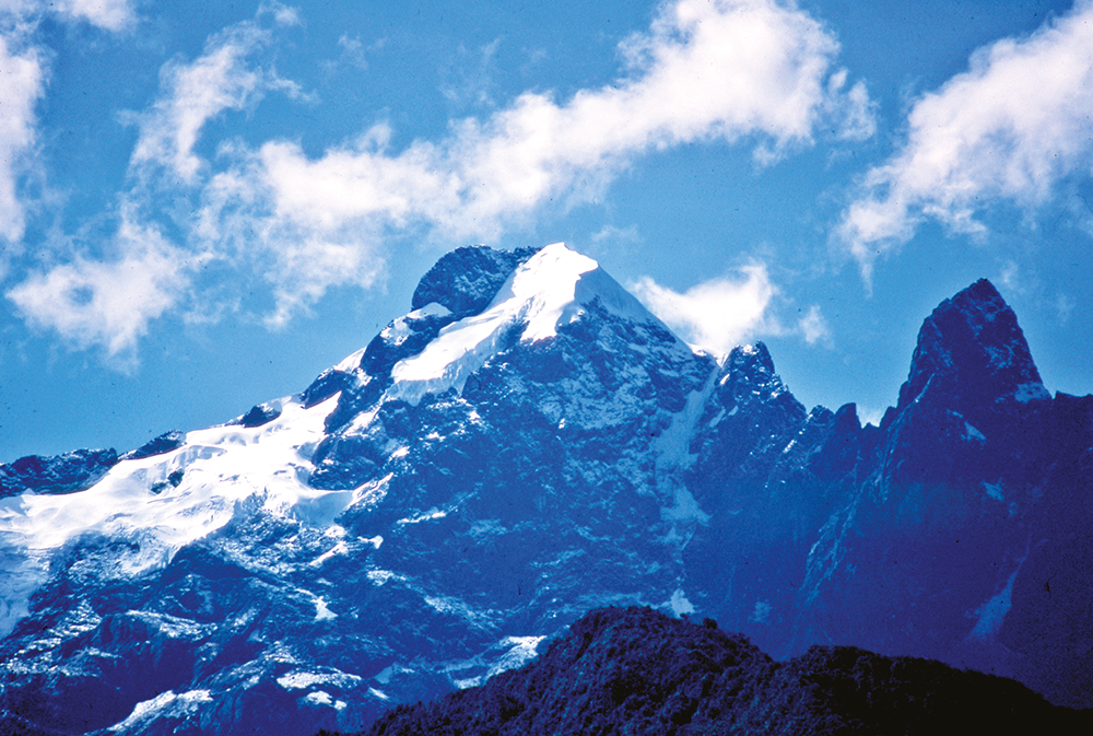 Le sommet splendide du Nevado de la Veronica, culminant à 5 780 m, escaladé en 1956 par Lionel Terray. On l’aperçoit parfaitement lorsque l’on escalade de Huyana Picchu.