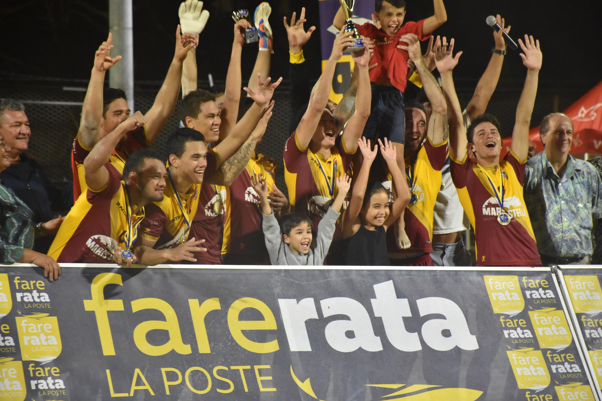 Le capitaine Raimana Li Fung Kuee et son équipe des Tiki Tama ont de nouveau soulevé le trophée de champion du Beach Soccer Tour.
