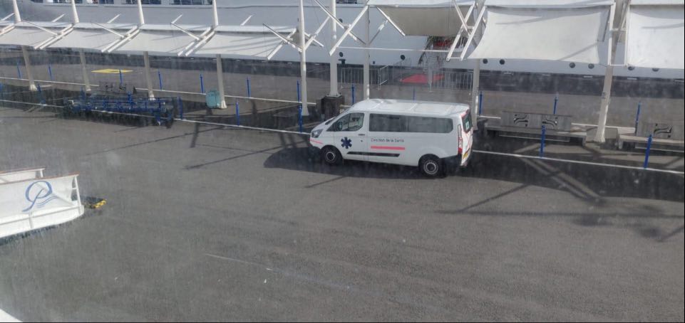 Dès l'arrivée du paquebot à Papeete, une équipe médicale a testé dimanche matin les passagers et membres d'équipage qui sont entrés en contact avec la malade.