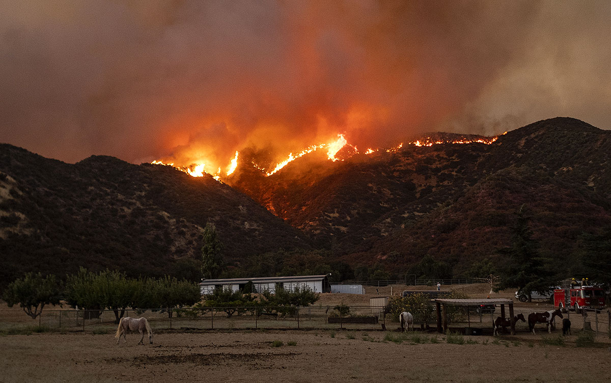 Californie: les pompiers peinent à contenir un incendie à l'est de Los Angeles