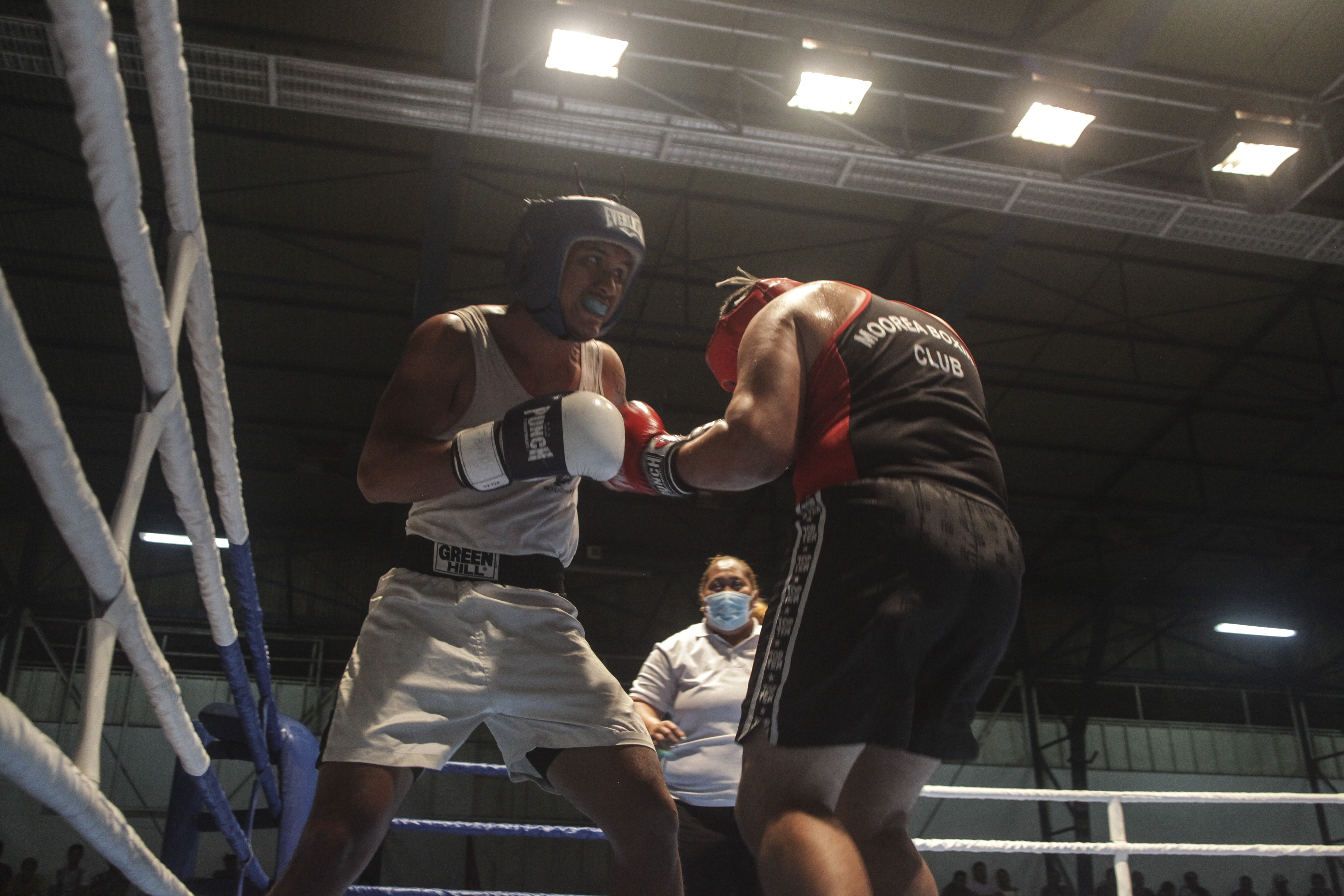 Après deux rounds bien maitrisés, Gabriel Dauphin (en blanc), champion de Polynésie en titre chez les -81 kg, a eu plus de mal dans la troisième reprise face à Doug Grand-Pittman.