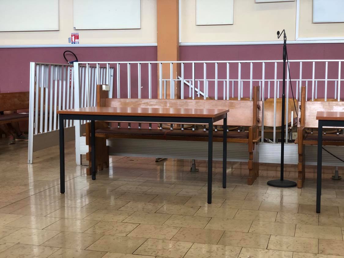 ​Il entend des voix qui lui ordonnent de voler