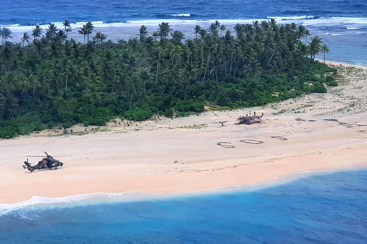 Pacifique: trois naufragés sauvés par leur "SOS" écrit sur la plage