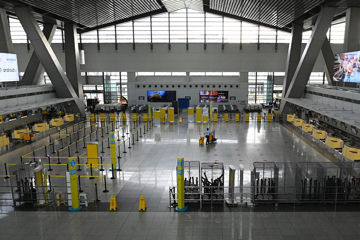 A l'aéroport de Manille, des Philippins coincés par le confinement