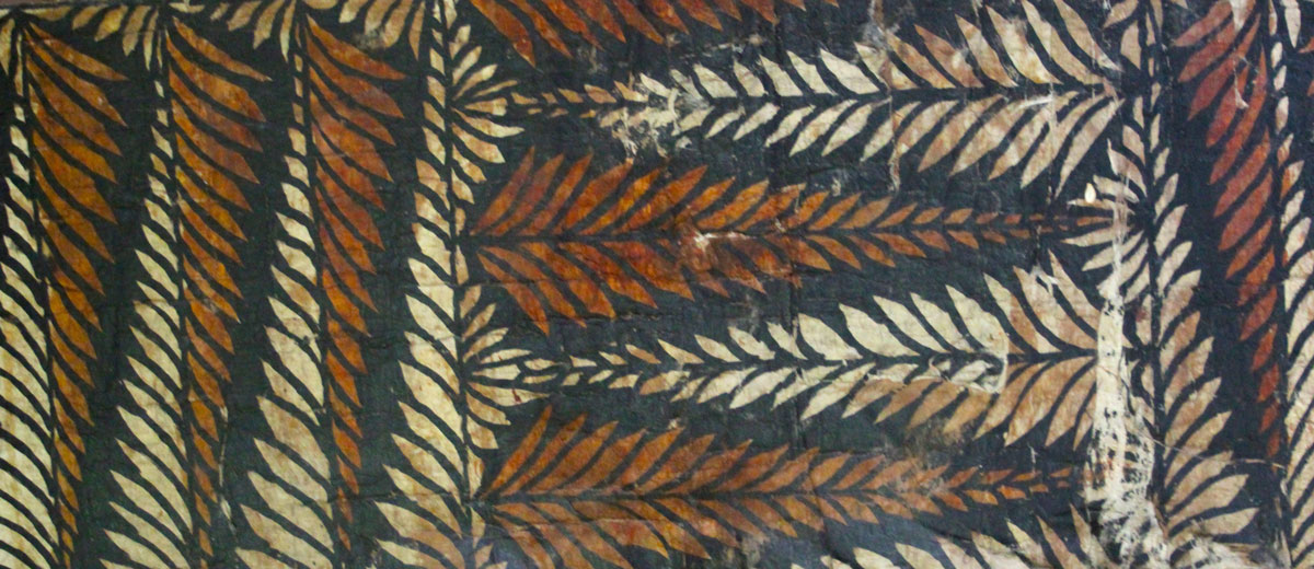Depuis des siècles, dans tout le triangle polynésien, les tapa fabriqués à partir d’écorces battues étaient teints à partir des plantes tinctoriales de nos îles. Sur notre photo, un ancien tapa tongien.