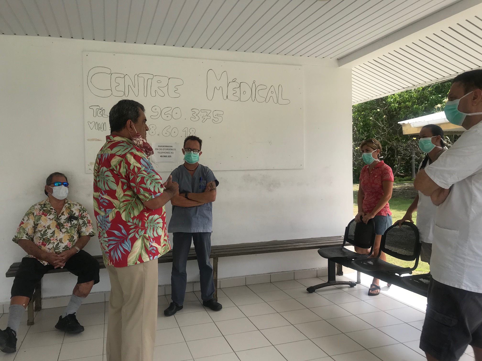 Fritch visite l'infirmerie de Rangiroa