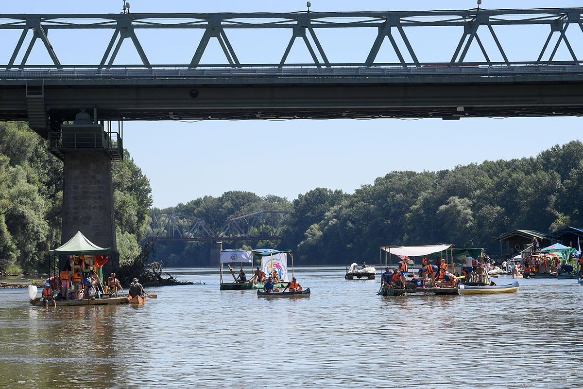 Ramer en draguant les déchets: course hongroise en mode écolo