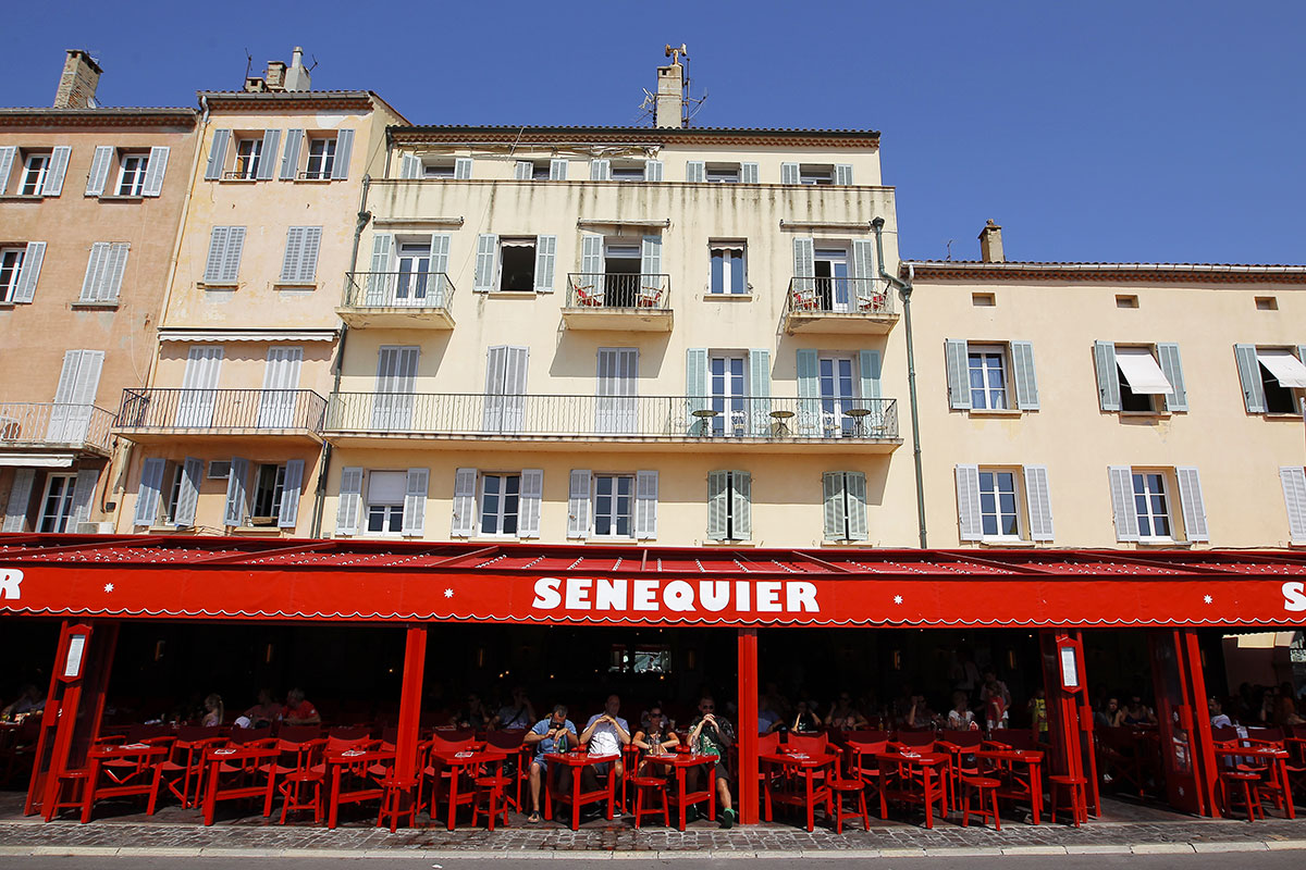 A Saint-Tropez, l'emblématique café Sénéquier ferme après deux cas de Covid