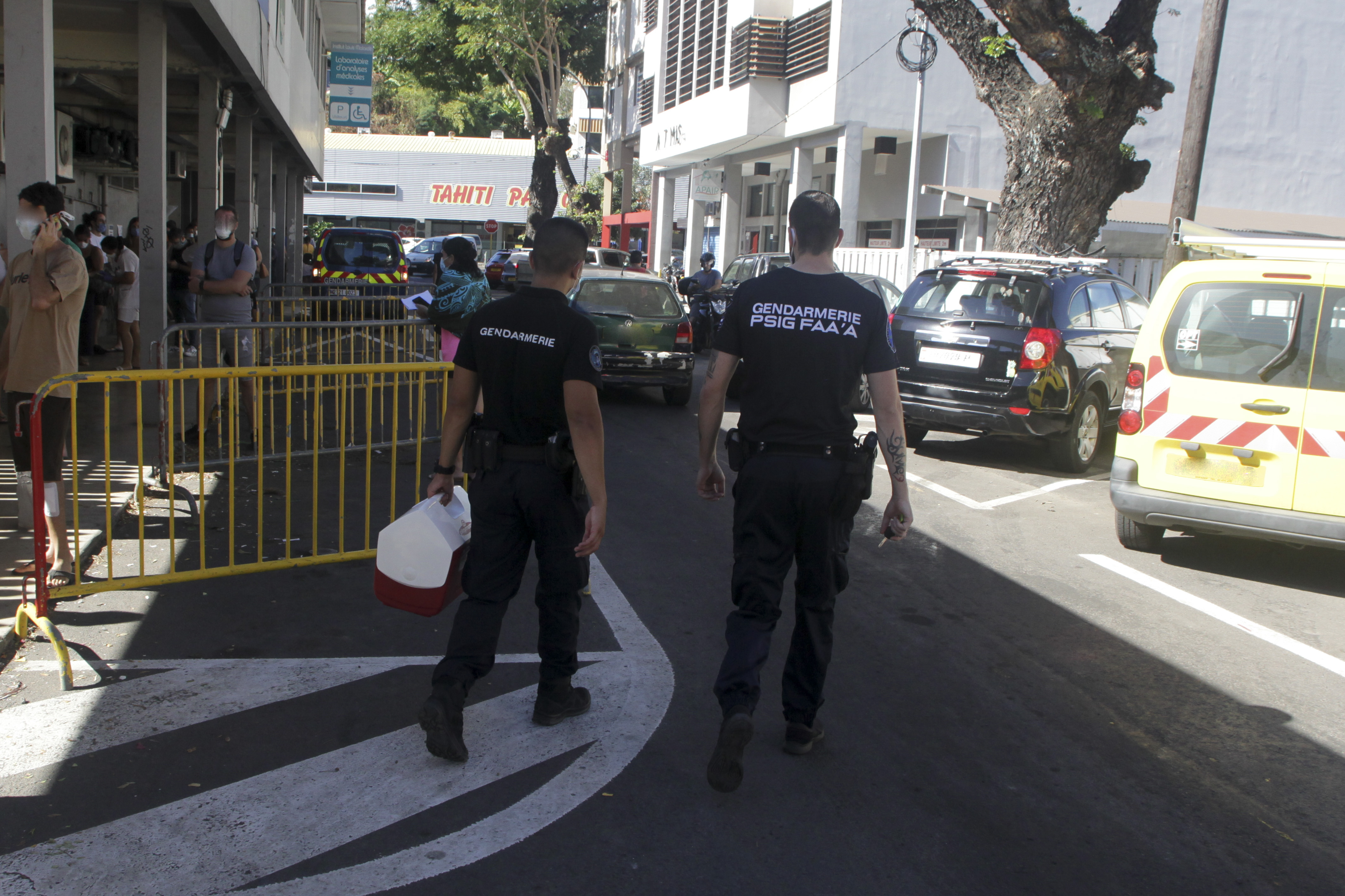 Lundi à l'Institut Louis Malardé après le dépôt pour analyse des prélèvements faits sur les gendarmes de la caserne de Faa'a.
