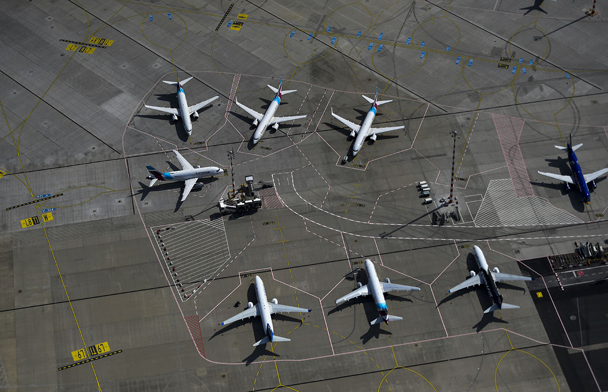 Frontières et confinement: le monde redouble d'efforts pour contenir le coronavirus