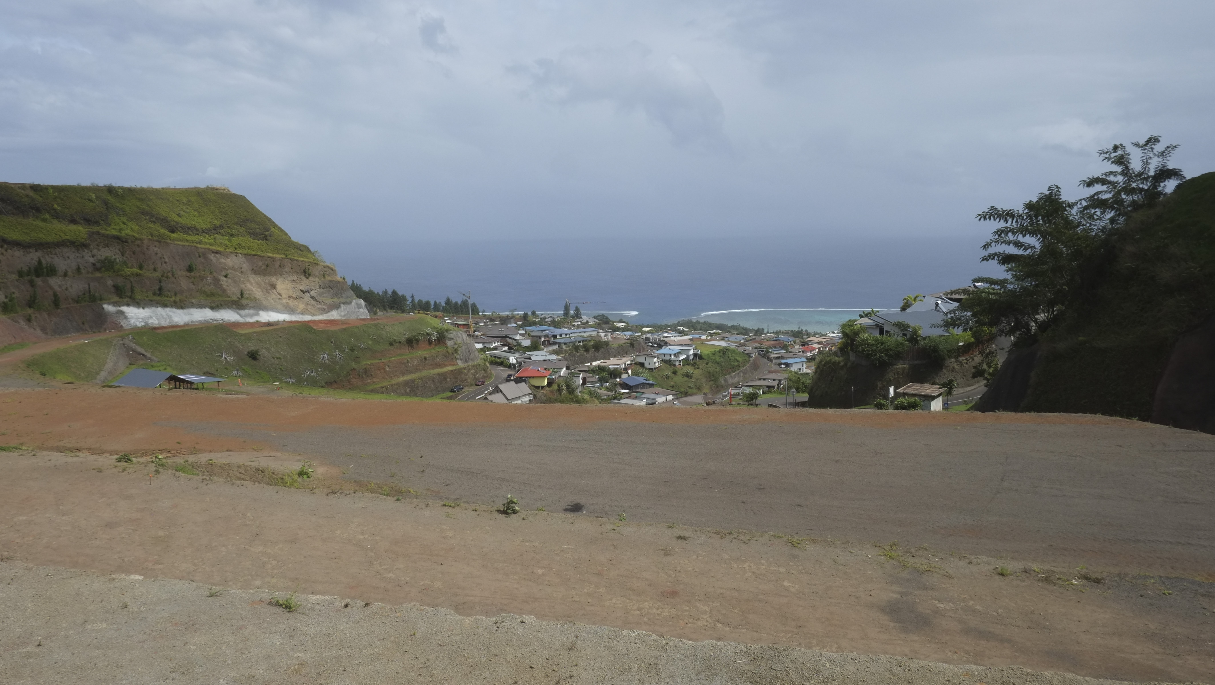 Le foncier du domaine Papearia a été délimité lors d’un bornage réalisé en 1947, du temps où il appartenait encore aux consorts Gooding. Ce bornage est à l’origine du litige. Il a inclus par erreur, et aux dépens des consorts Pomare, plus de 100 hectares au foncier Papearia.