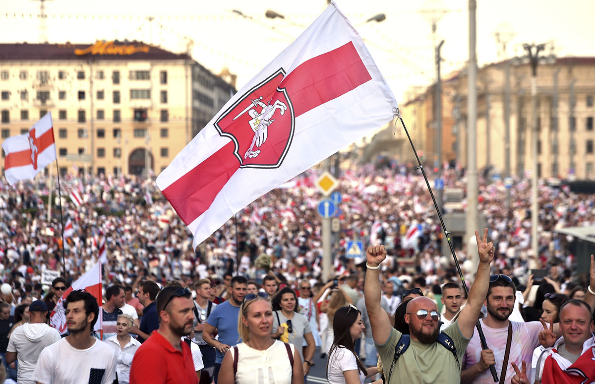 Bélarus: la pression monte sur Loukachenko, chahuté dans une usine