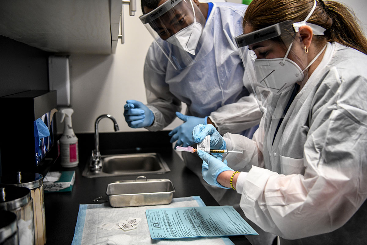 Les volontaires affluent en Floride pour tester les vaccins anti-Covid