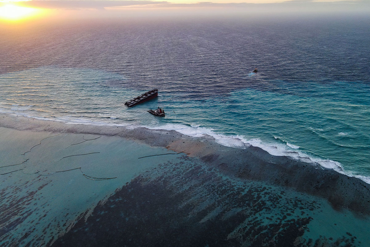 Navire échoué à Maurice: Lecornu craint des boulettes d'hydrocarbures à La Réunion