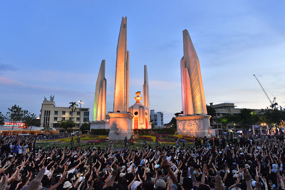 Thaïlande: le mouvement pro-démocratie réunit plus de 10.000 manifestants à Bangkok