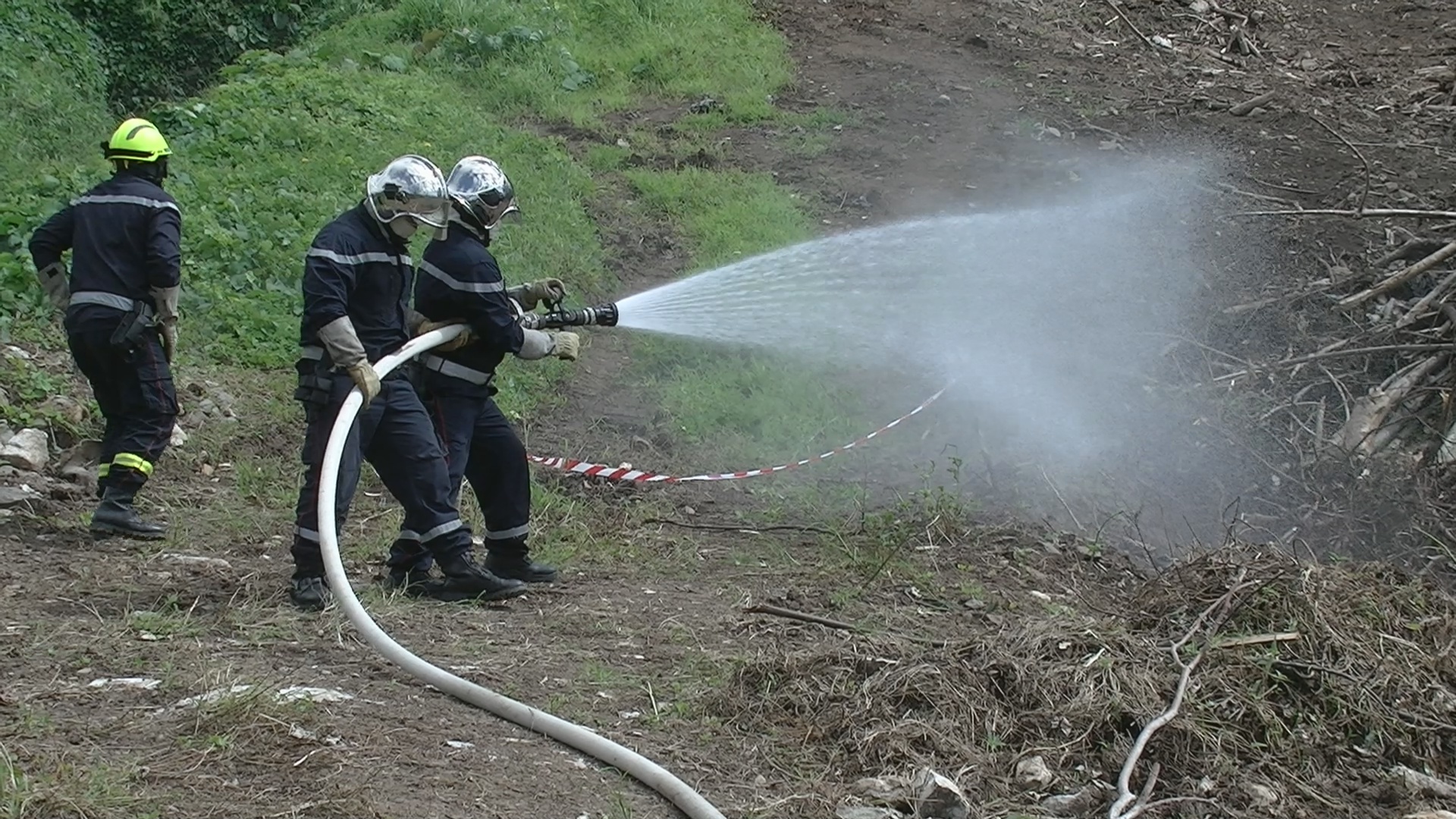 ​Formation au feu de forêt à Uturoa