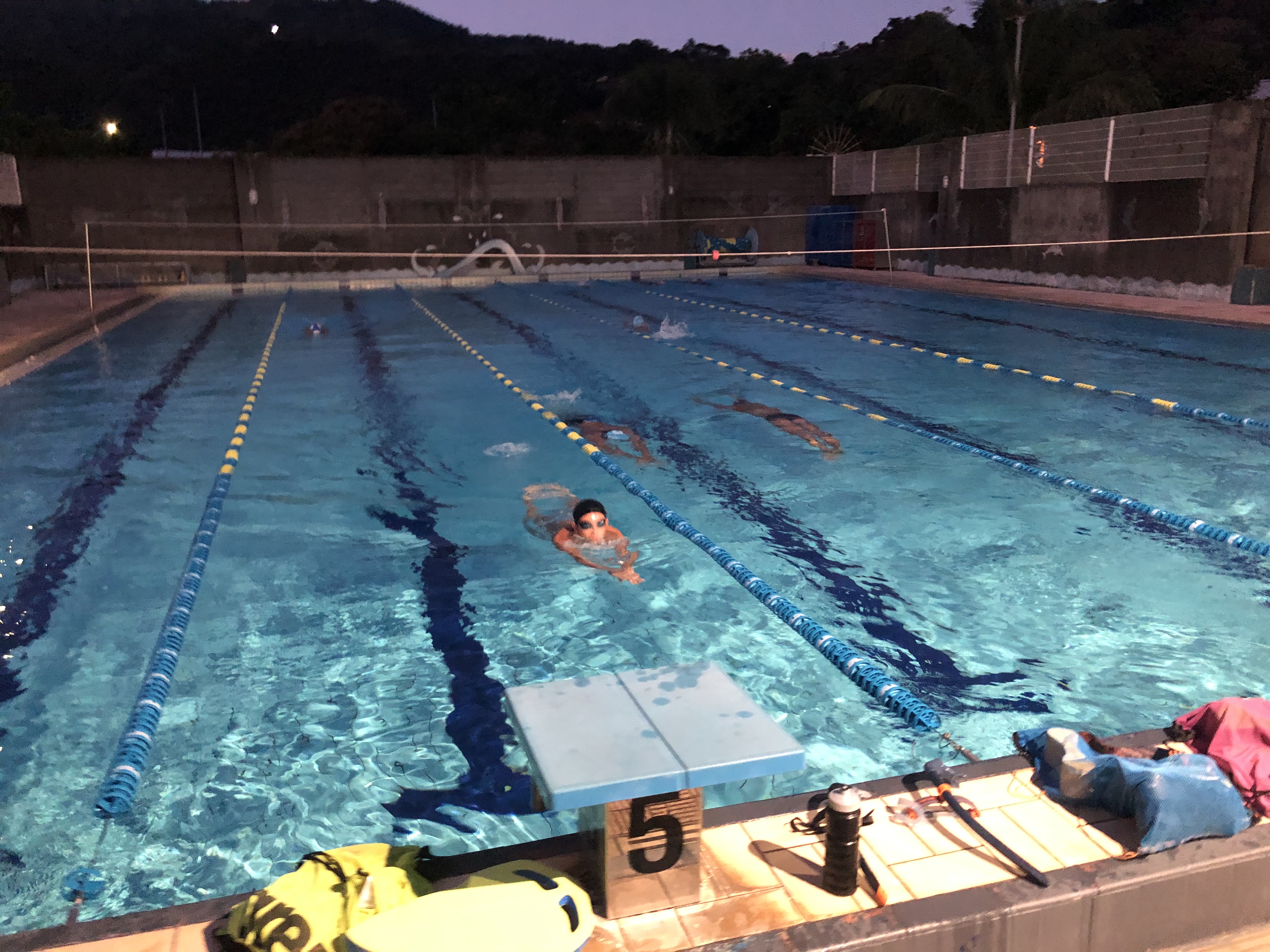 Dès cinq heures du matin, les neuf jeunes espoirs de la natation sont à l'eau et enchainent les longueurs pendant près de deux heures.
