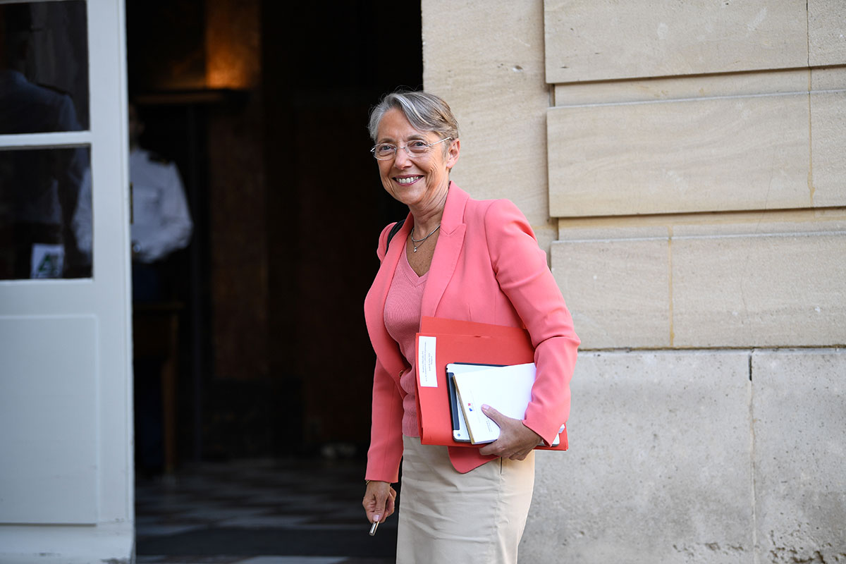 Port du masque obligatoire y compris dans les open spaces, indique Borne à l'AFP