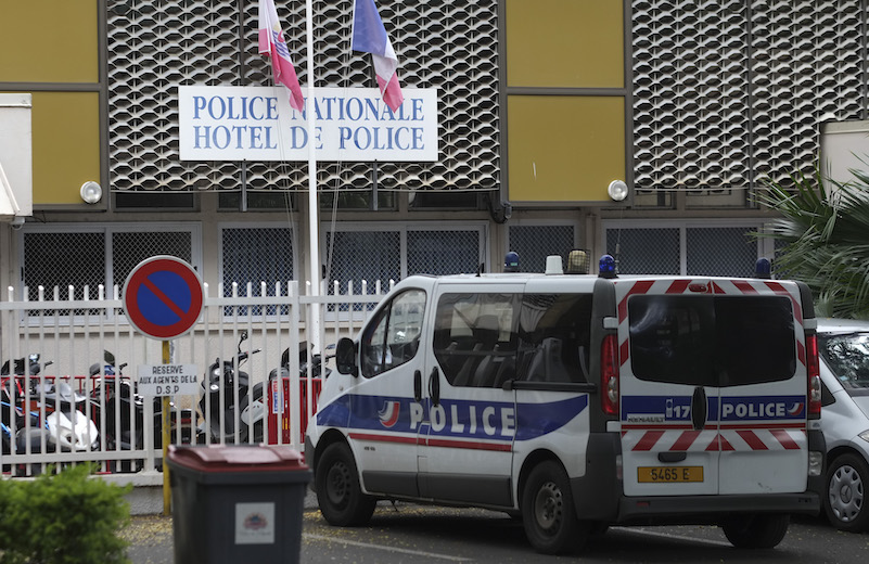 Affaire des procurations : Cinq policiers suspendus
