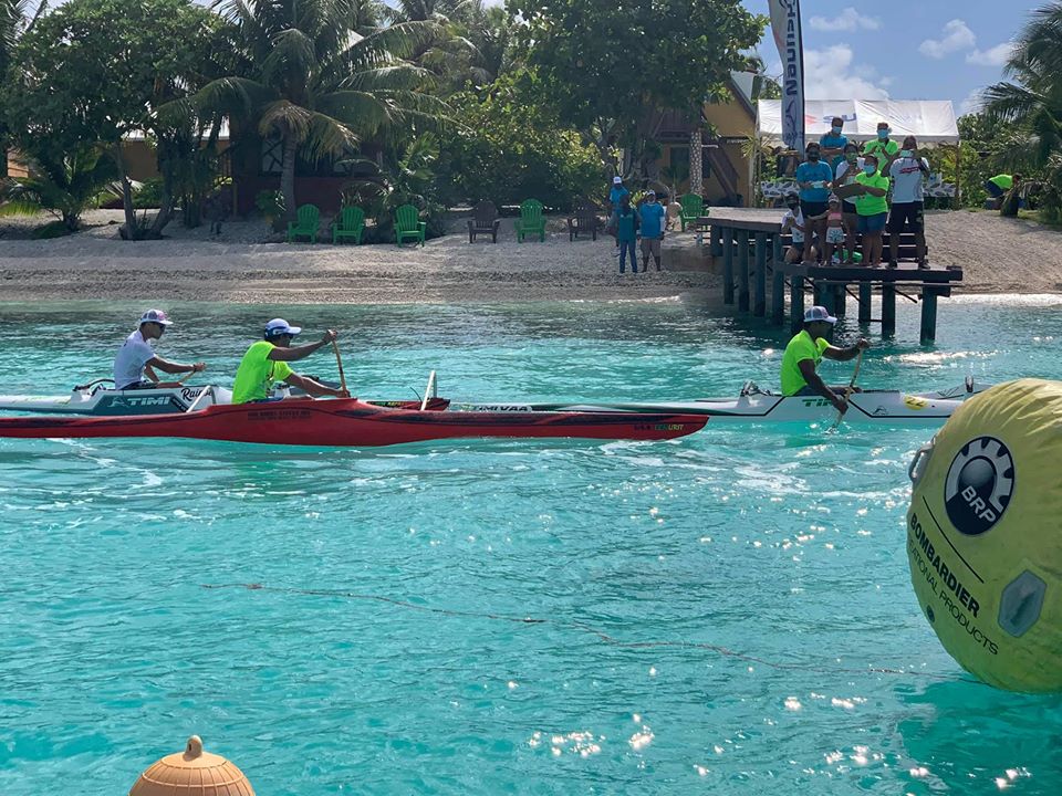 Steeve Teihotaata (va'a rouge), en retrait sur la première étape, a fait la différence lors du retour vers la plage publique de Papaputa pour l'emporter au classement général de la course.