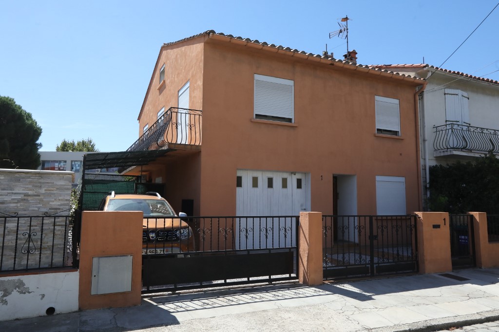 Selon une source proche de l'enquête, ses parents ont en effet été retrouvés décédés à leur domicile.