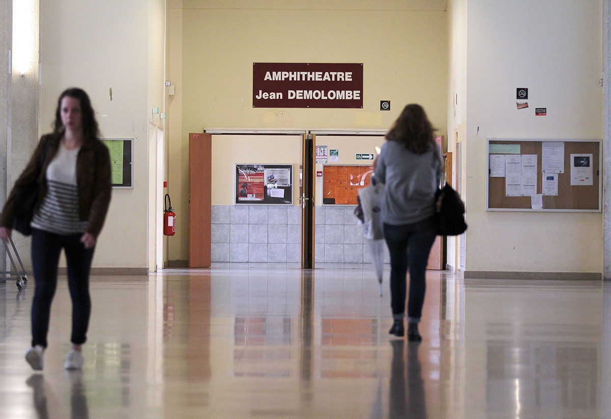 Covid-19: le HCSP recommande le masque systématique en intérieur à l'université