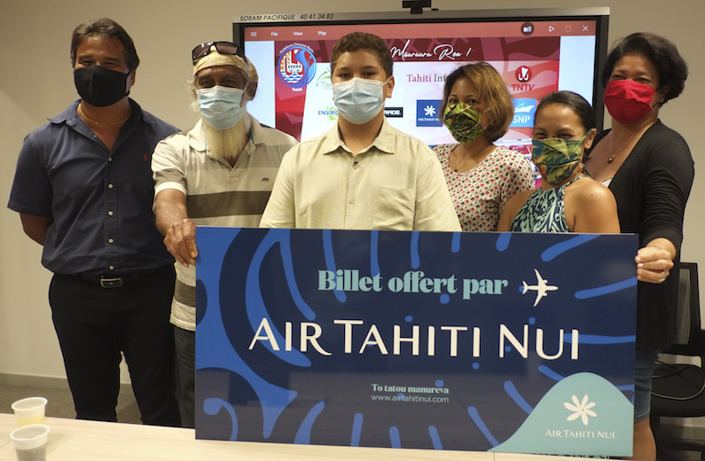 Les gagnants du jour entourés du vice-président de Vodafone, Patrick Moux, et de la directrice générale de TNTV, Mateata Maamaatuaiahutapu.