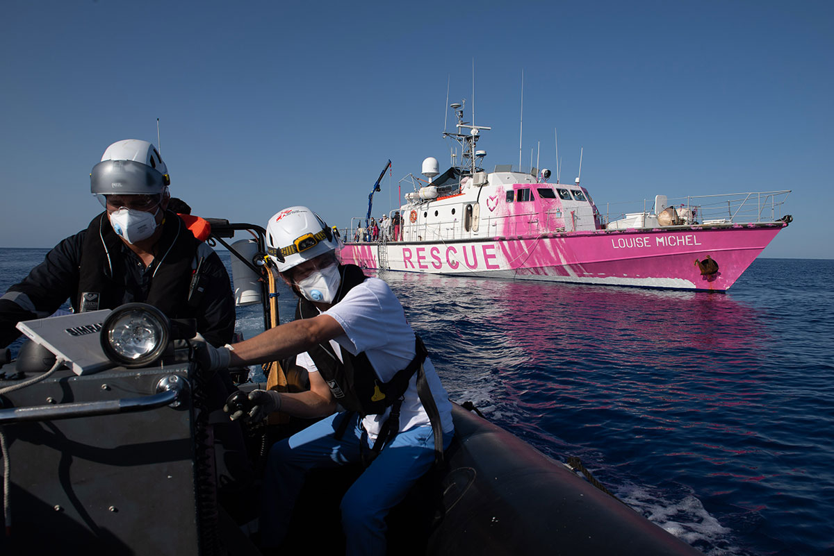 Banksy au secours des migrants, affrète un navire en Méditerranée