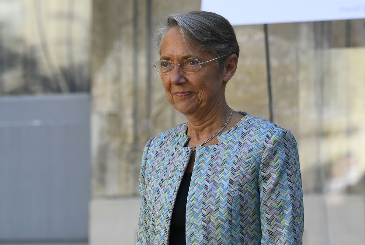 La ministre du Travail, Elisabeth Borne, a souligné dimanche que certaines activités professionnelles étaient "difficilement compatibles" avec la "règle de base", "très simple", qui "s'impose à tous" à partir de mardi dans les entreprises: "le port du masque systématique quand on est à plusieurs dans un lieu clos".