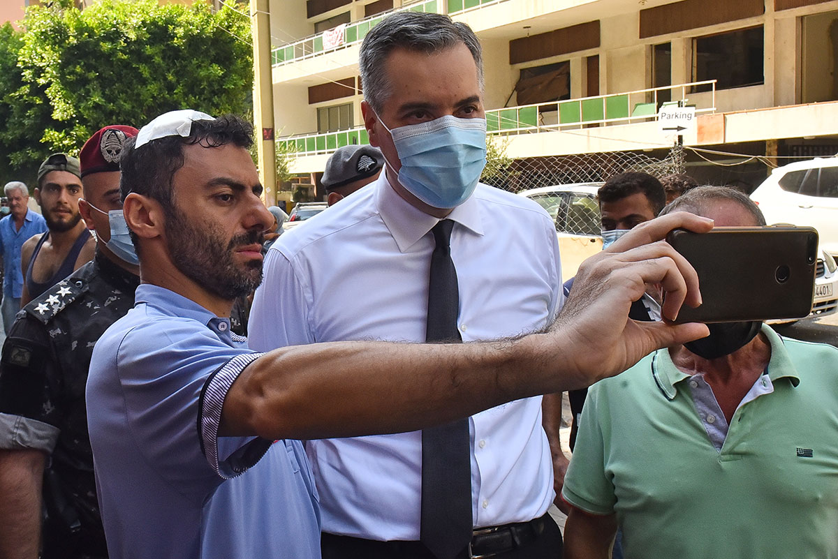Le Liban se dote d'un Premier ministre, Moustapha Adib, avant l'arrivée de Macron
