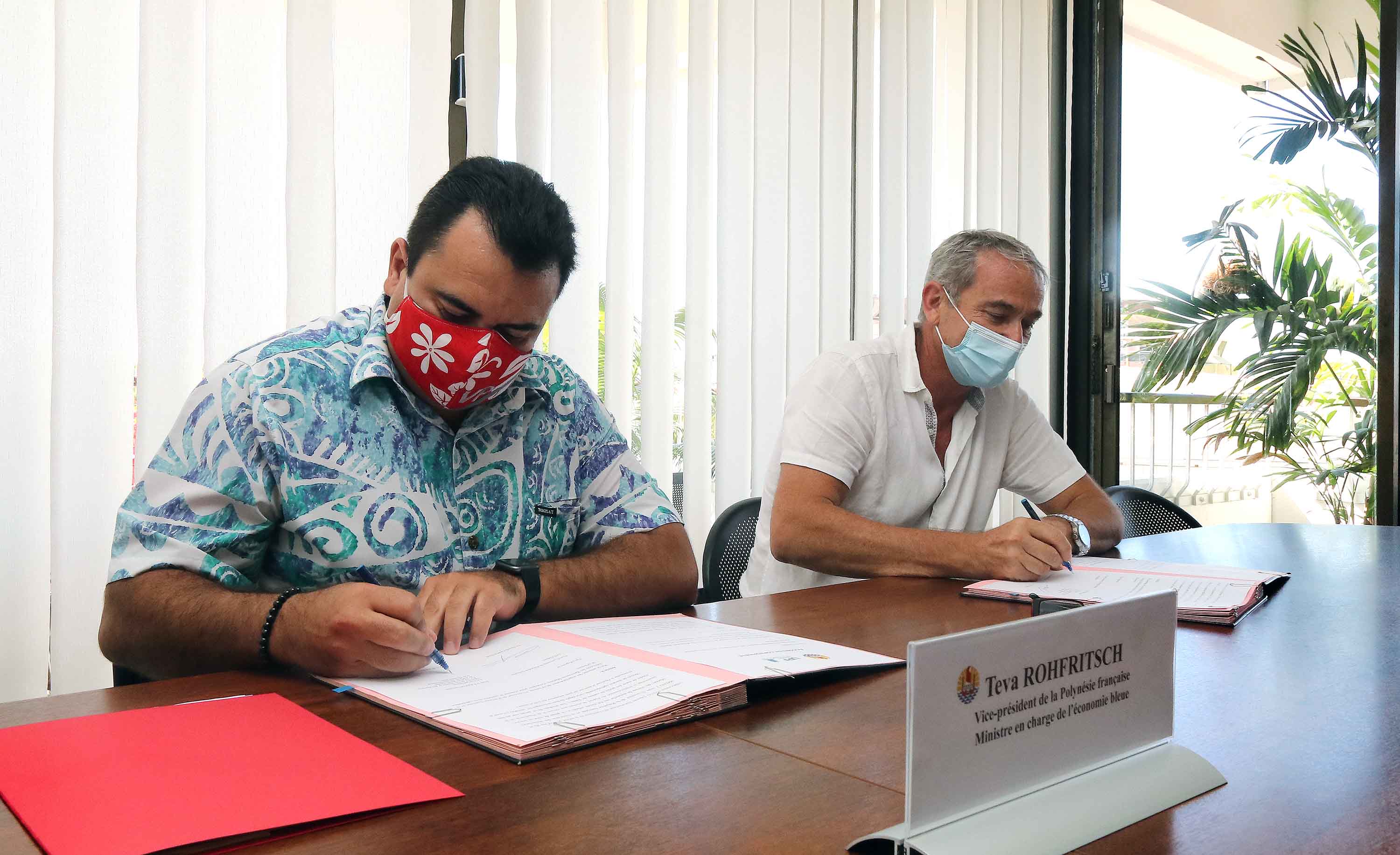 Teva Rohfritsch, le vice-président de la Polynésie française, ministre en charge de l’Economie bleue et le président de l’Université de Polynésie française, Patrick Capolsini.