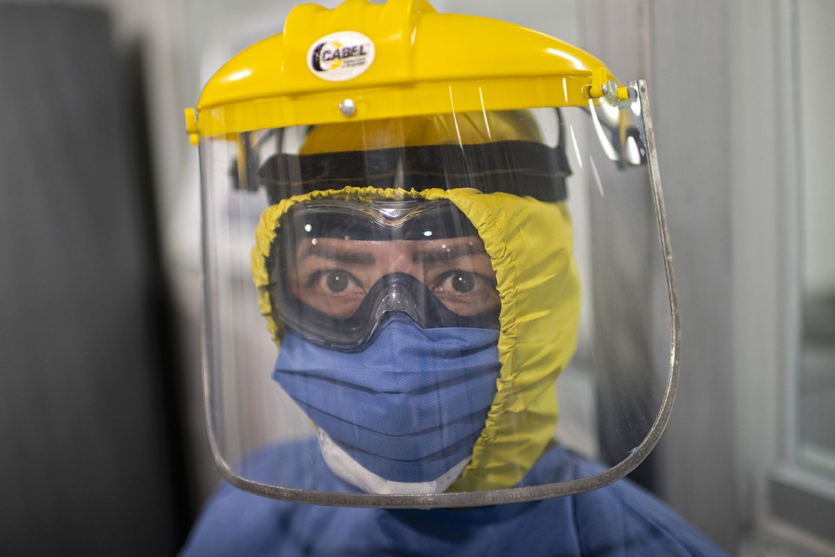 Comment visières et masques à valve laissent passer des gouttelettes invisibles