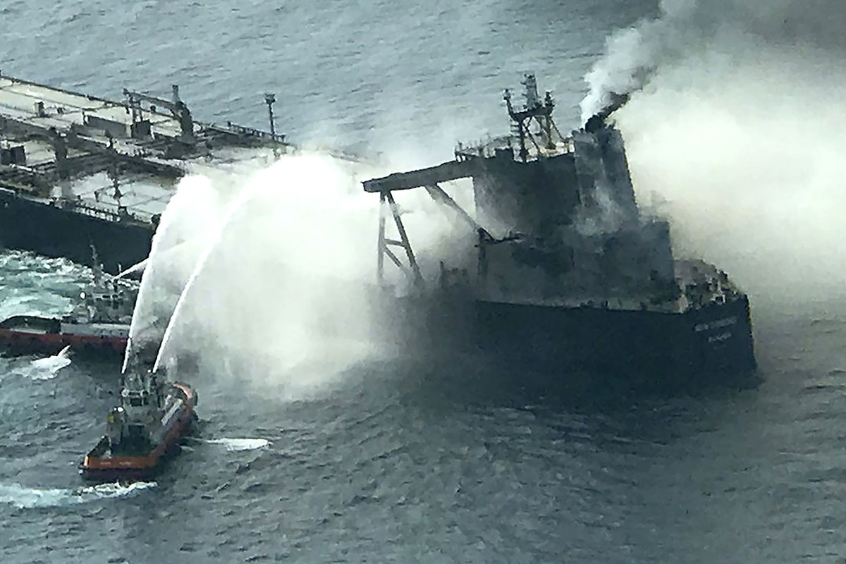 Craintes de nouvelle marée noire dans l'océan Indien avec un incendie sur un pétrolier