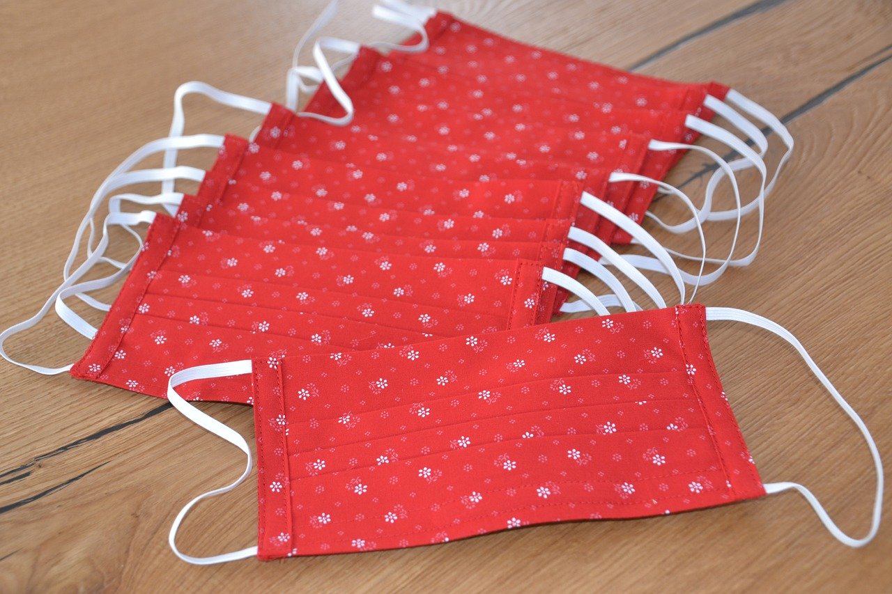 Pas besoin de laver les masques en tissu à 60°, estime l'Académie de médecine