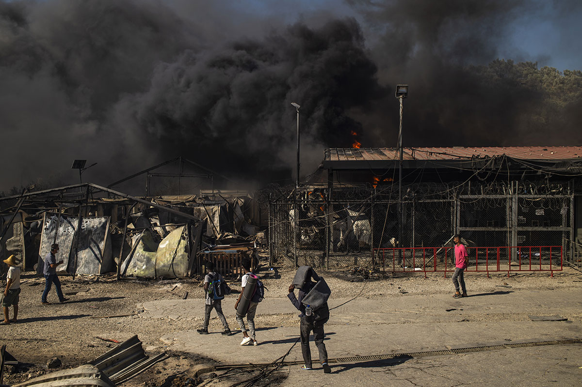 Grèce: des milliers de migrants sans abri après un énorme incendie dans le camp de Lesbos