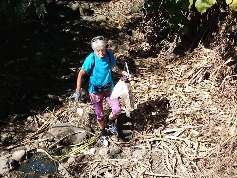 Des "Bourdons" écolos nettoient Moorea