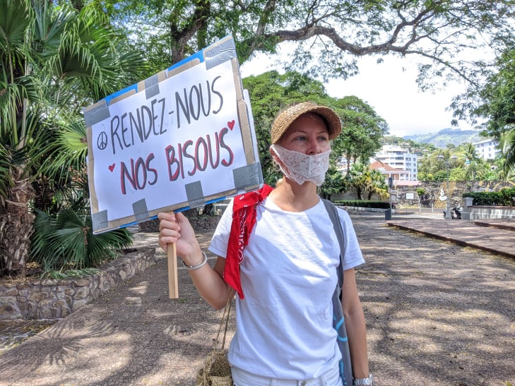 Un string en guise de masque.