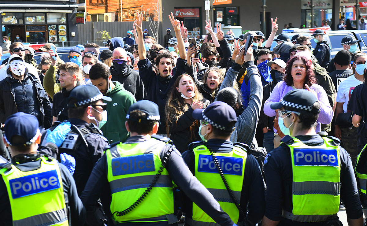 Arrestation à Melbourne de dizaines de manifestants opposés aux restrictions