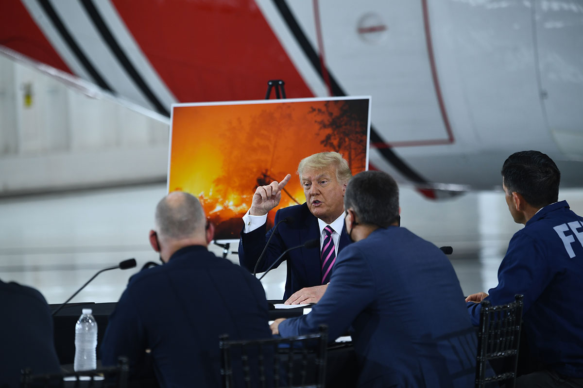 Incendies: "Ça finira par se refroidir", lance Trump en Californie