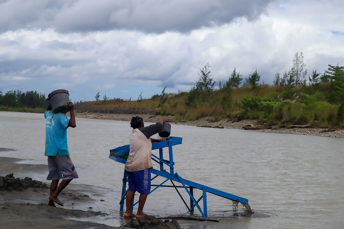 Des Indonésiens risquent tout pour quelques grammes d'or dans les mines sauvages