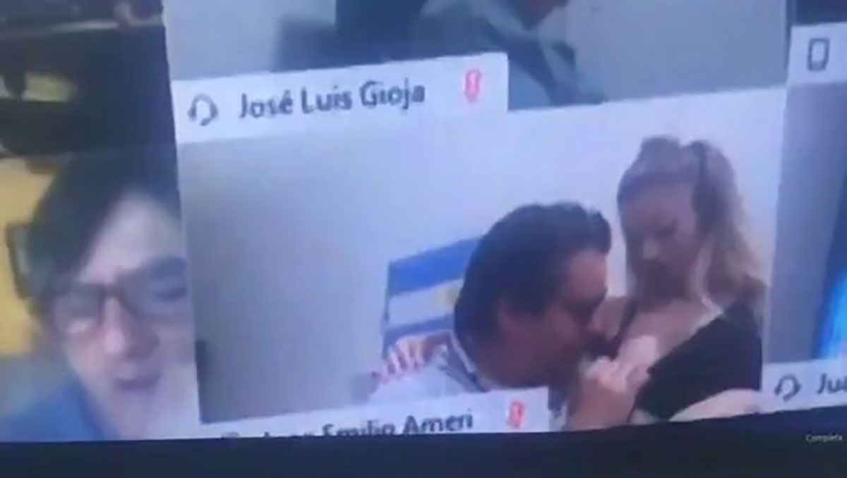 Argentine: un député embrasse le sein de sa femme en pleine visioconférence