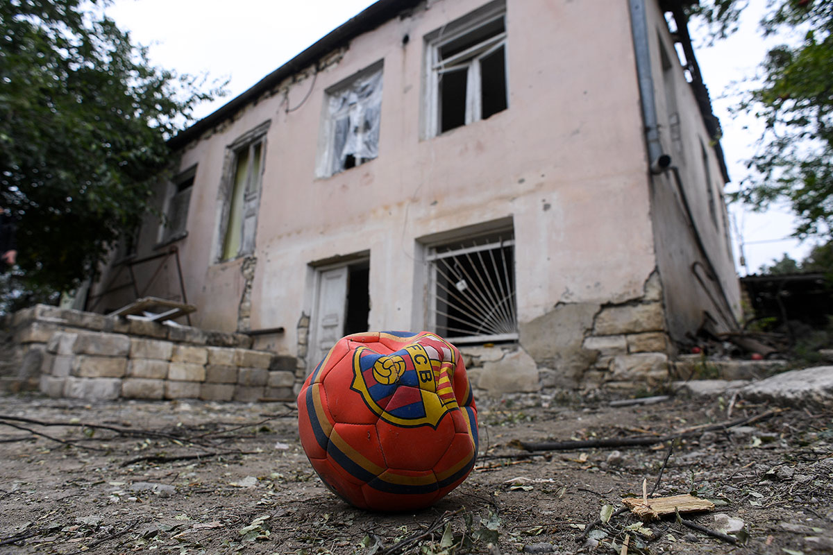 Violents combats au Karabakh où Macron dénonce l'envoi de jihadistes