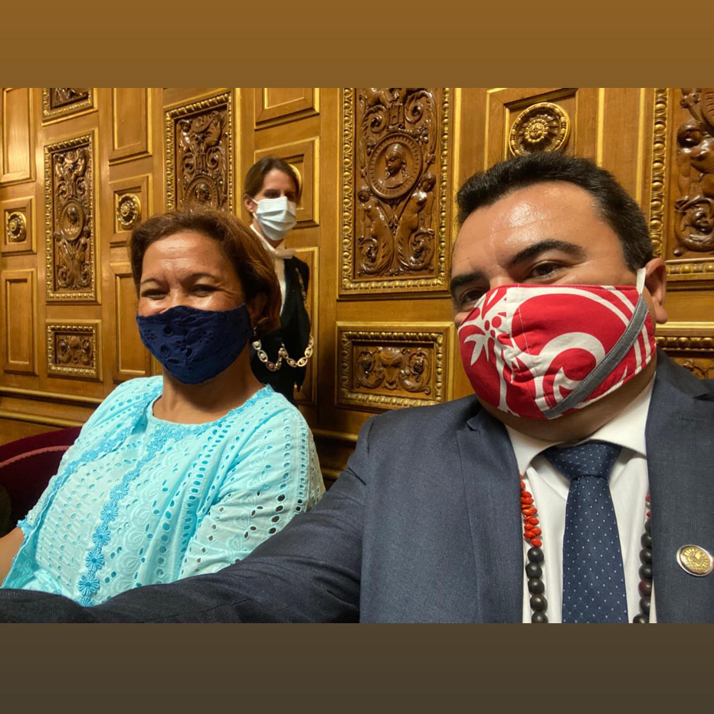Les sénateurs polynésiens Lana Tetuanui et Teva Rohfritsch, jeudi au Sénat pour la séance d’ouverture de la session ordinaire 2020-2021. (Photo : Facebook Teva Rohfritsch).