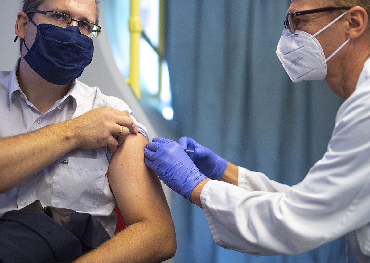 Covid: la France fait appel à 25.000 volontaires pour tester des vaccins